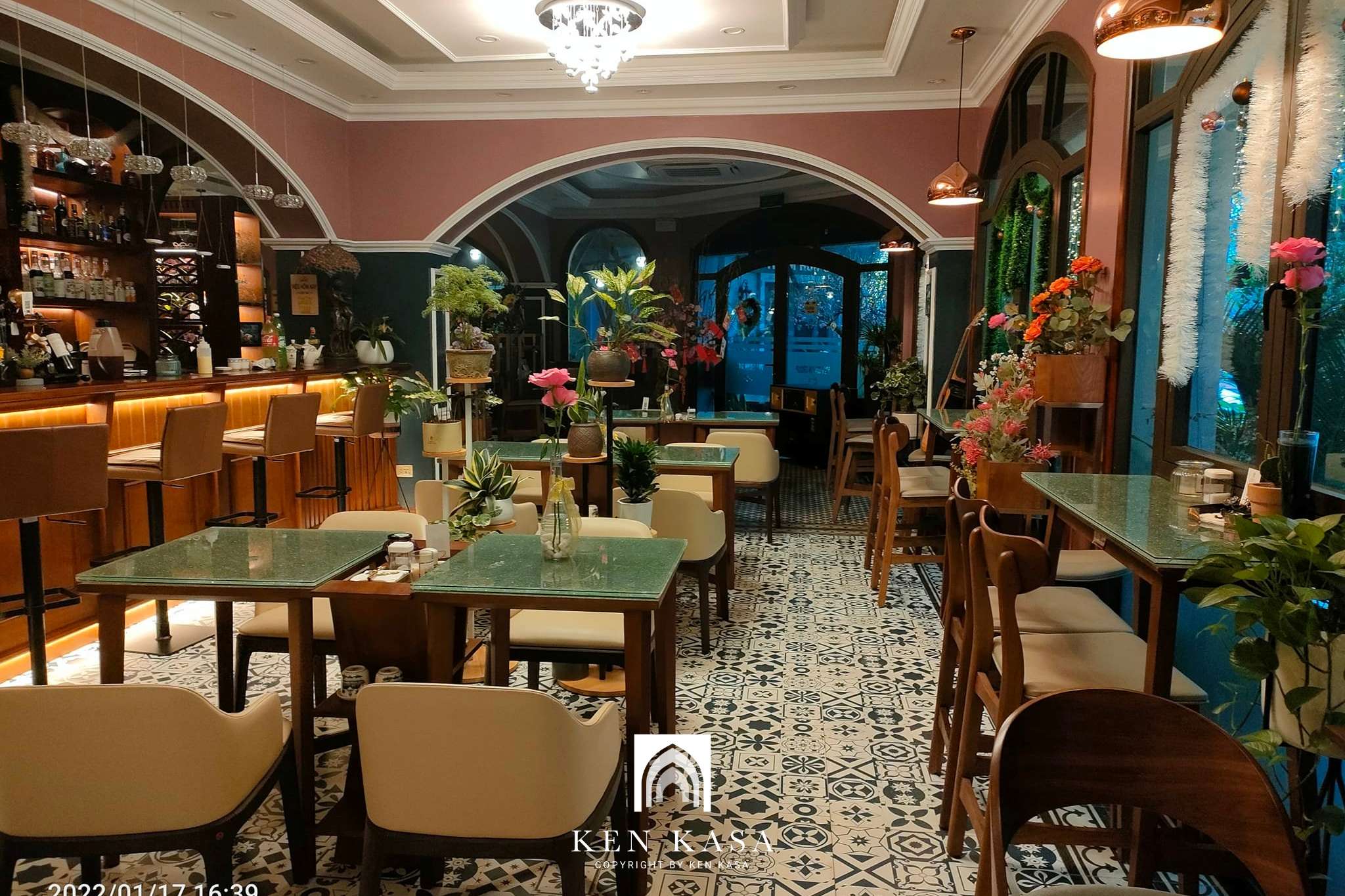 Không gian nhà hàng của Paris Of Dragon Bay Hotel
